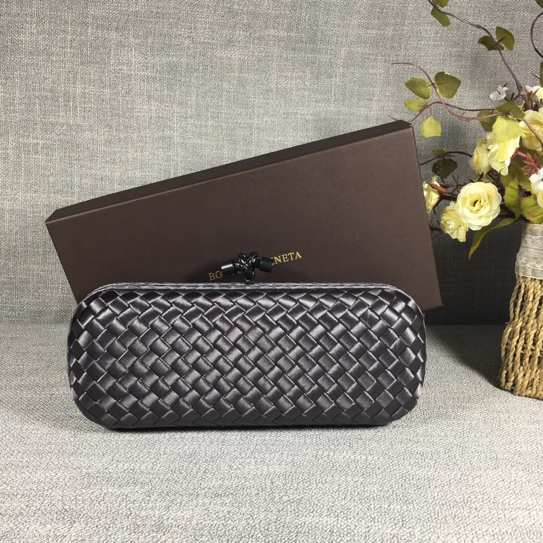 8651 Large Classic Dinner Bag ~~~Snake leather with ribbon ~~~Dense and slippery, not easy to fluff, can hold iPhones of all sizes! Size: 25cm*9.5cm*4cm